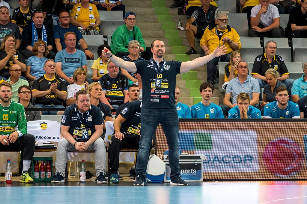 Misha Kaufmann (M), Trainer des ThSV Eisenach, reagiert vor der Bank.