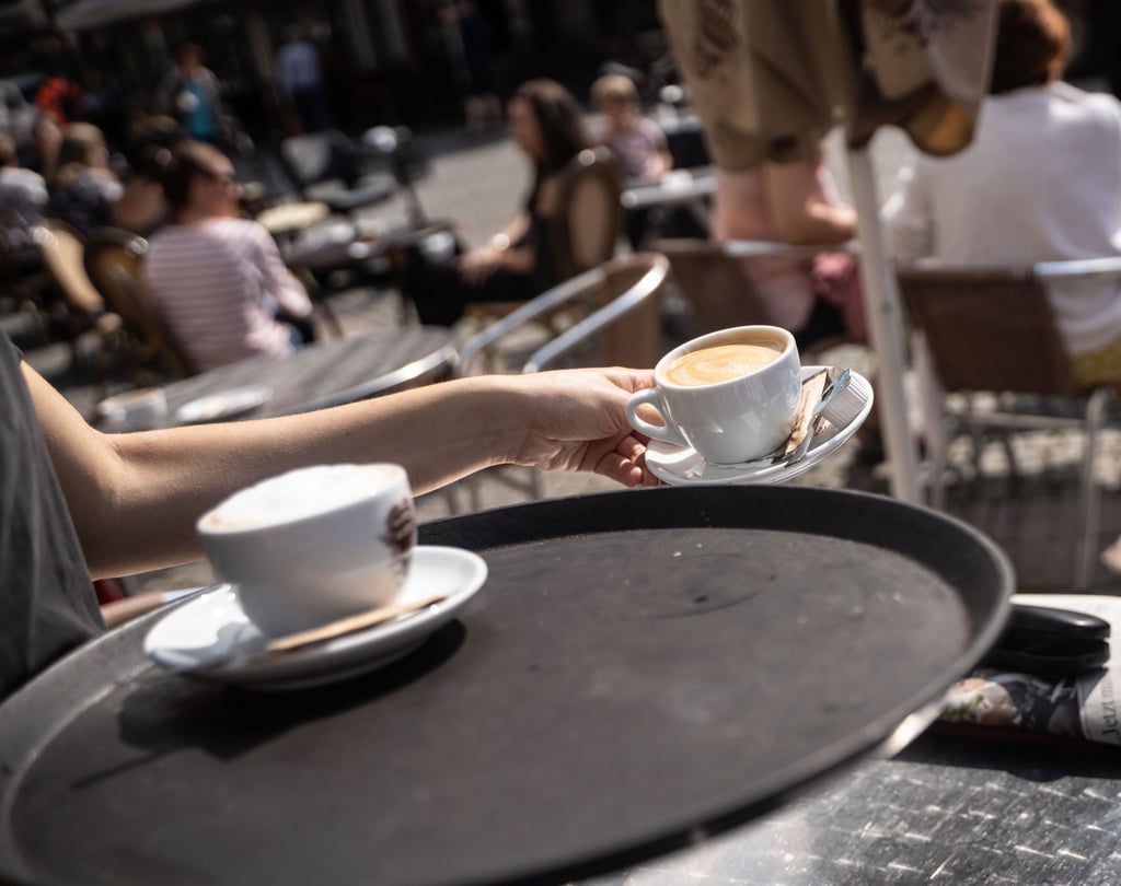 Eine Studentin bedient am Vormittag in einem Cafe. Beim Fachkräftemangel in Hotels, Restaurants und Gaststätten ist derzeit keine Besserung in Sicht.
