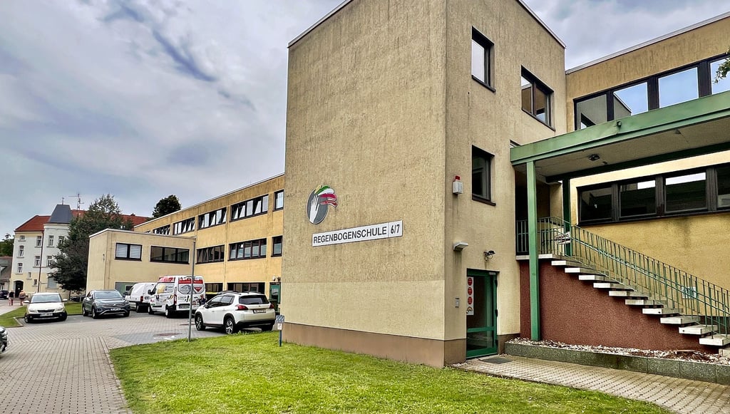 Die Regenbogenschule ist derzeit in der Breiten Straße untergebracht. Wird sie das auch künftig sein? Darüber gibt es Streit.