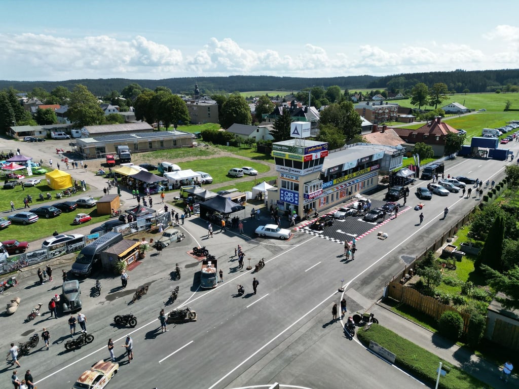 Besucher gehen über die Ausstellungsfläche bei der Eröffnung der Motorwelt „Schleizer Dreieck“.