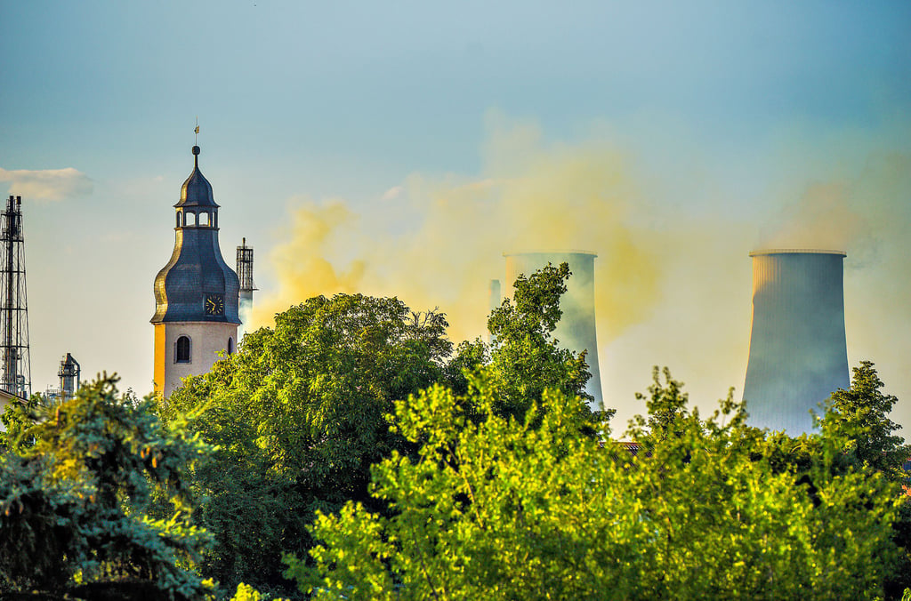 An der Pox-Methanol-Anlage der Raffinerie war es am Mittwoch zu einem Brand gekommen. Gelber Rauch stieg auf.