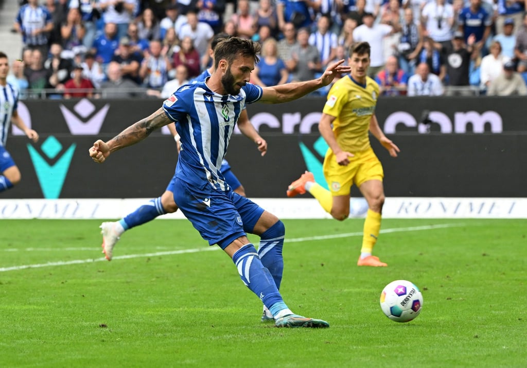 Der Karlsruher Fabian Schleusener erzielt den Treffer zum 2:0.