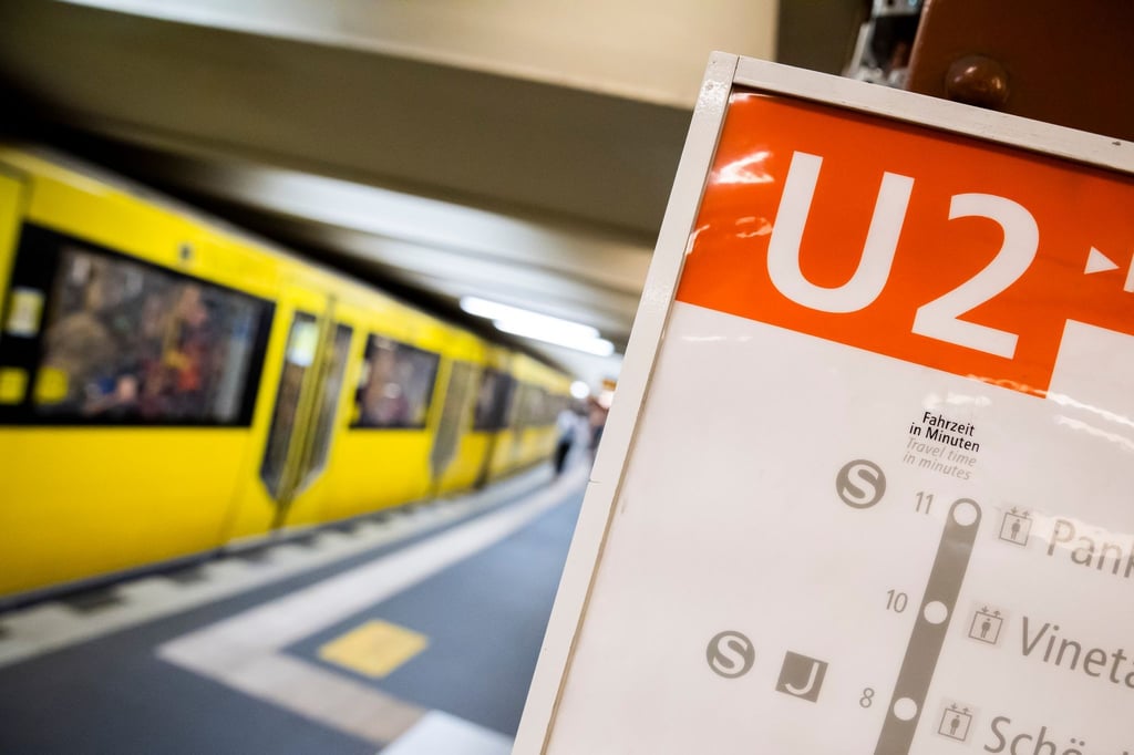 Ein Zug der Linie U2 fährt am U-Bahnhof Alexanderplatz ein.