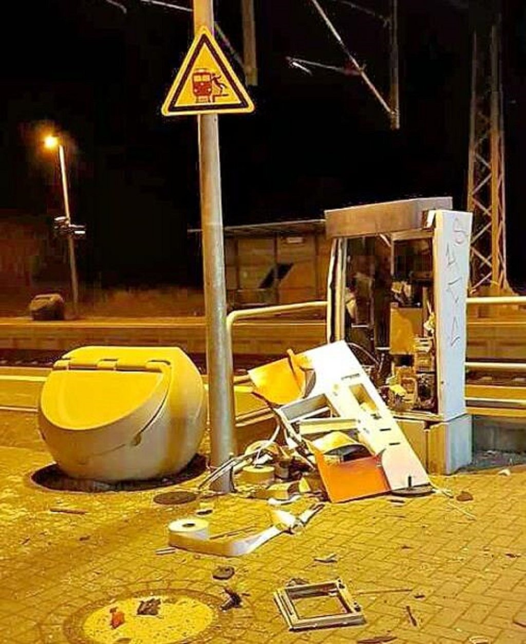 In Stumsdorf (Anhalt-Bitterfeld) soll die Bande im Februar nachts einen Automaten mit einem Böller gesprengt haben.