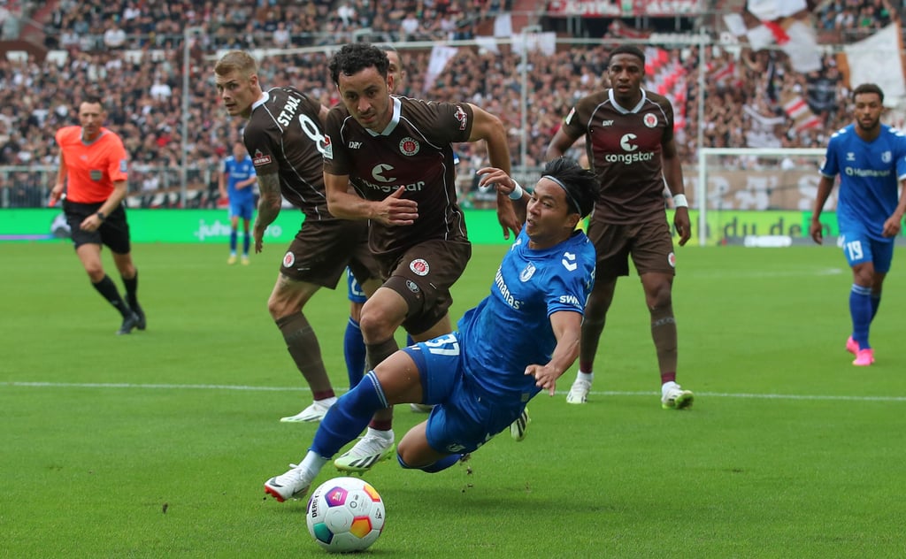 Begann gegen den FC St. Pauli um Manolis Saliaskas (l.) beim 1. FC Magdeburg von Anfang an: Tatsuya Ito. Den Japaner bekam der FCM im Sonntagsspiel der 2. Bundesliga aber überhaupt nicht in Szene gesetzt.