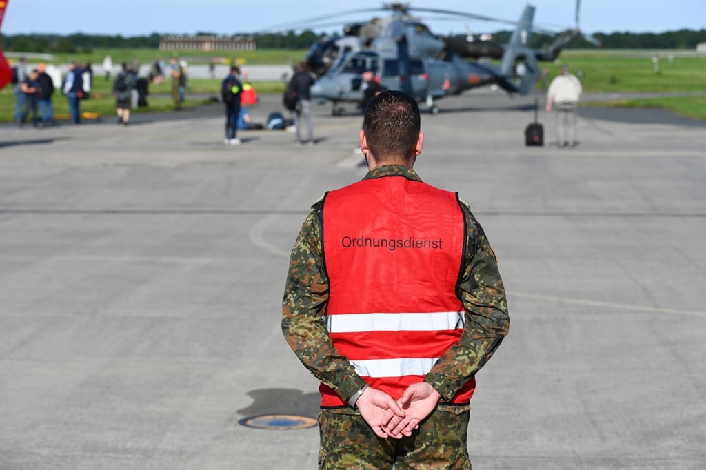 Ein Bundeswehrsoldat überblickt die Spotter auf den „Search-And-Rescue-Meet 2023“. Die mehrtägige Veranstaltung „Galileo SAR Meet 2023“ ist ein Treffpunkt für Einsatzkräfte und Industrie, die sich mit satellitengestützten Rettungslösungen beschäftigen.
