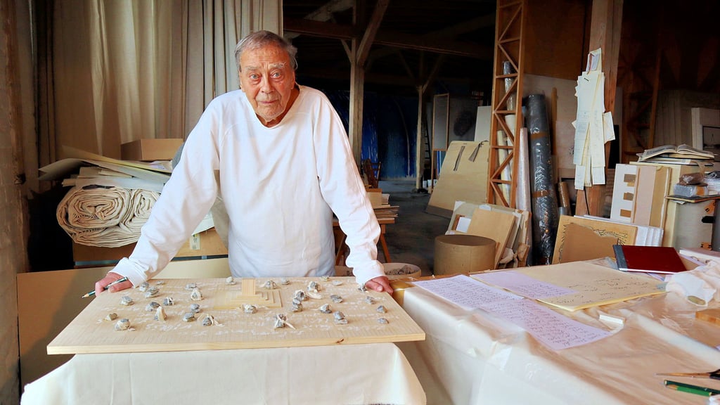 Künstler Günther Uecker mit dem Entwurf des „Steinmals für Buchenwald“, das Bürger und Stadtgäste gemeinsam auf dem Theaterplatz in Weimar bauen sollen – erlebbar für die Dauer des Kunstfestes bis 10. September.