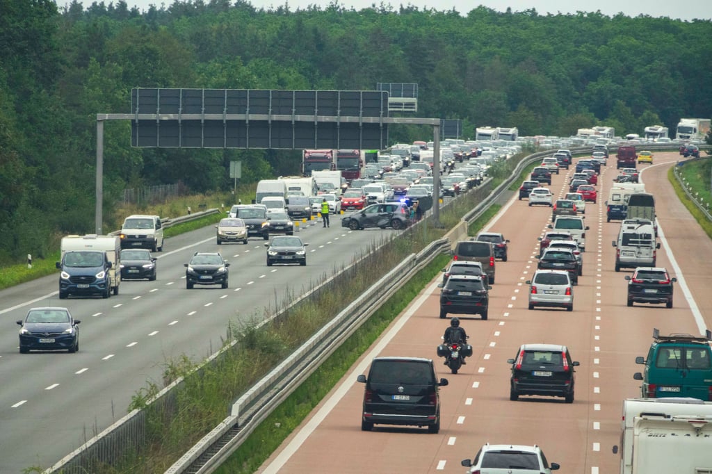Links ist einer der Unfallwagen zu erkennen. Er steht quer zur Fahrbahn.
