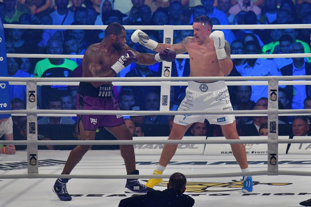 Oleksandr Usyk (r) in Aktion gegen Daniel Dubois.