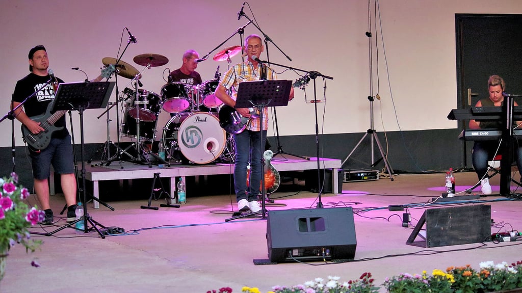 Auf die Parkbühne hatte die „Halle Band“ eine Überraschung auch für die Veranstalter mitgebracht.