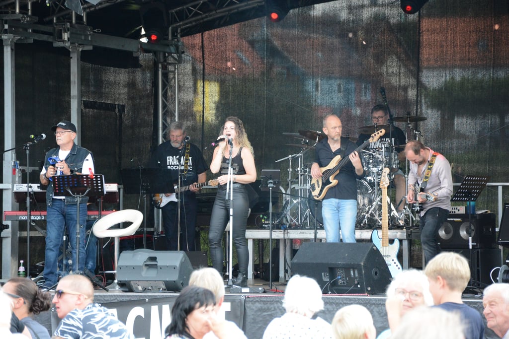 Mit einem Heimspiel für die Rockband Fragment um Sängerin Ina Hallmann ist am Samstagabend die zweite Auflage des Stadtfestes in Gernrode geendet.