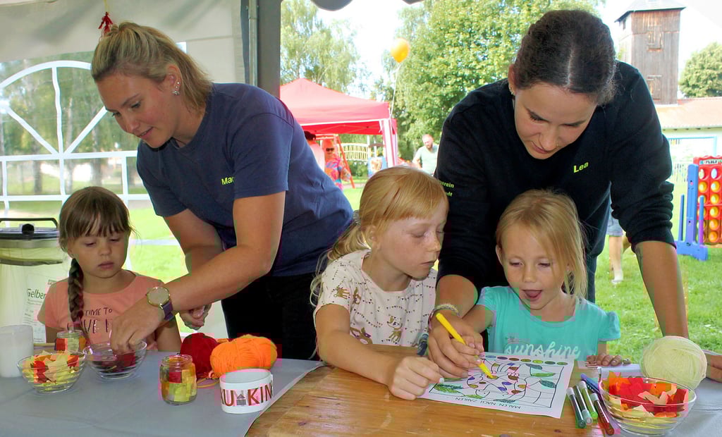 Madlen Nerlich und Lea Brestrich haben mit Bastelangeboten beim Vereinsfest für die im Aufbau befindliche Kinderfeuerwehr geworben. Lina, Mathilda und Lillie (jeweils von links) hat es gefallen.