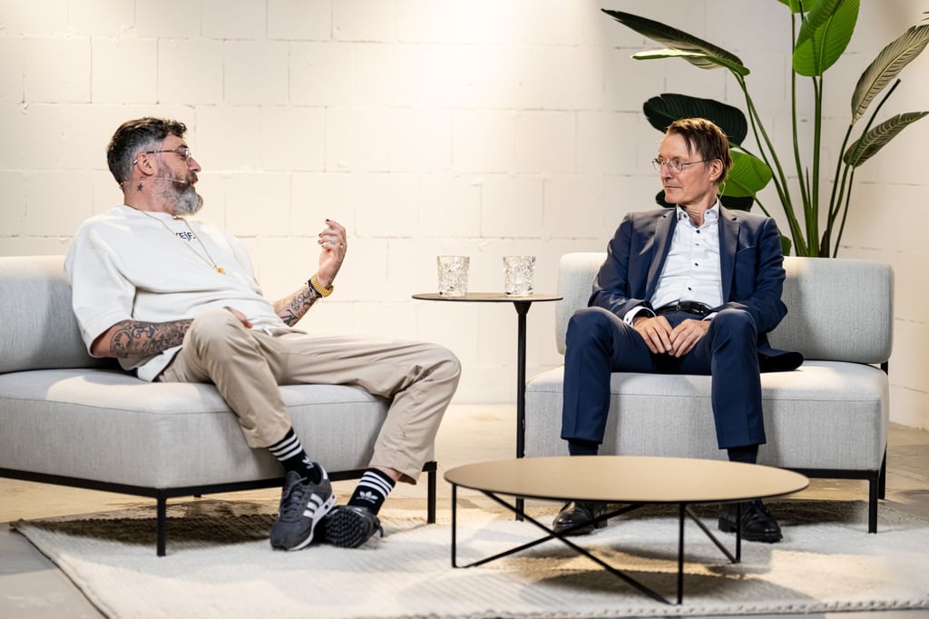 Karl Lauterbach (SPD, r), Bundesminister für Gesundheit, und Sido, Rapper, diskutieren über das Thema der Cannabis-Legalisierung.
