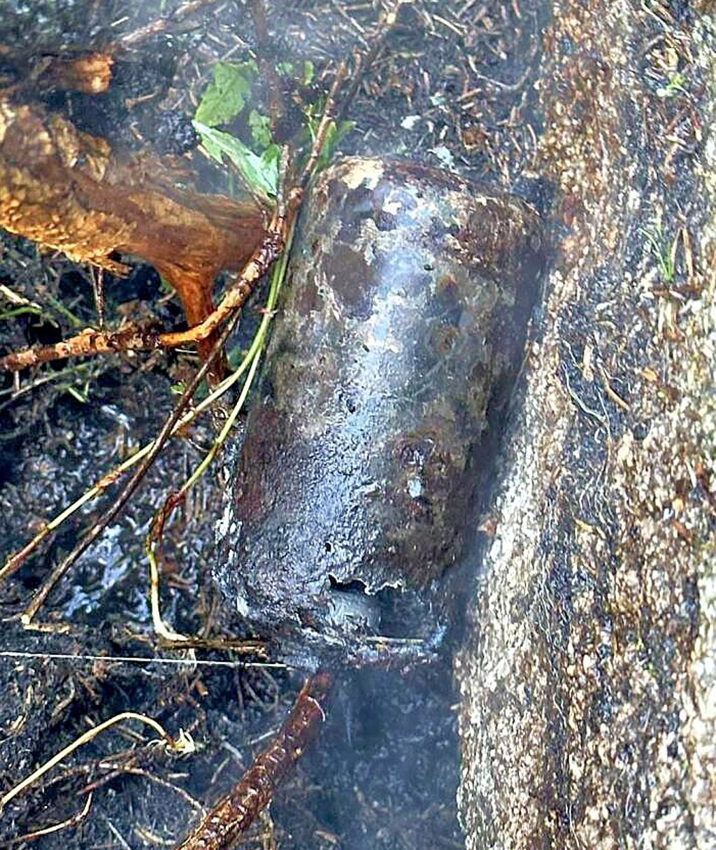 Diese rauchende Phosphorgranate hat am Samstagmorgen in Wernigerode für einen nicht ungefährlichen Feuerwehreinsatz gesorgt.