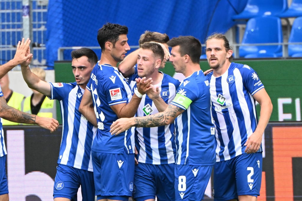 Die Karlsruher bejubeln den Treffer zum 1:0 durch Leon Jensen (M).
