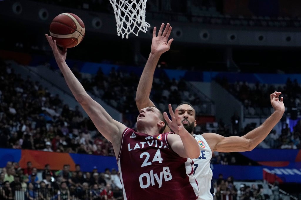 Frankreichs Basketballer um Rudy Gobert (r) haben bei der Weltmeisterschaft enttäuscht.