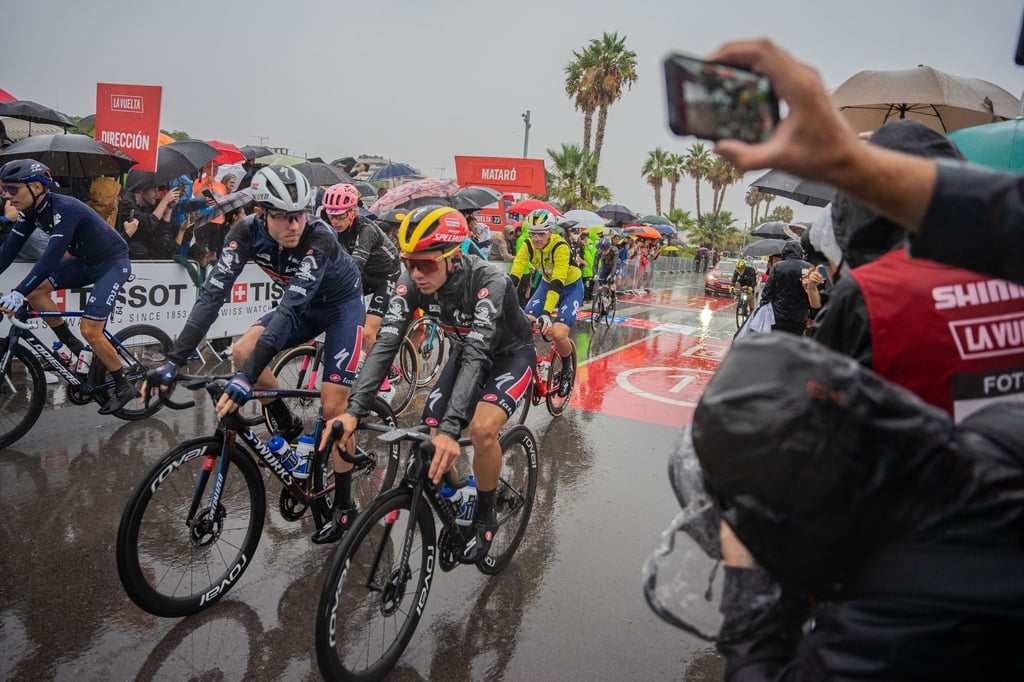 Das Fahrerfeld hatte beim Auftakt der Spanien-Rundfahrt mit viel Regen zu kämpfen.