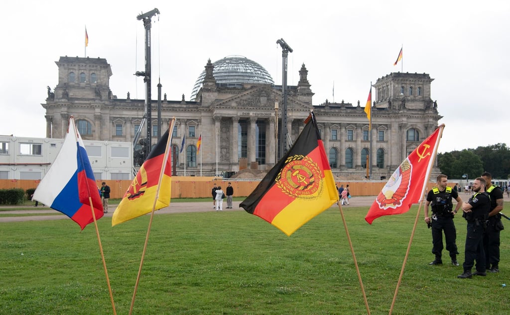 Jahrestag der Erstürmung des Reichstagsgebäudes: Fahnen stehen heute bei einer rechtsextremen Kundgebung vor dem Reichstagsgebäude.