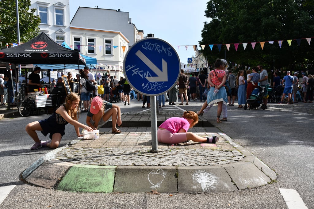 Beim Straßenkulturfest "Kunst statt Blech" in Magdeburg eroberten Kinder die Straße.