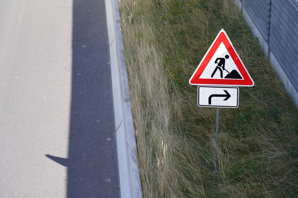Ein Verkehrsschild weist auf Bauarbeiten an einer Autobahn hin.