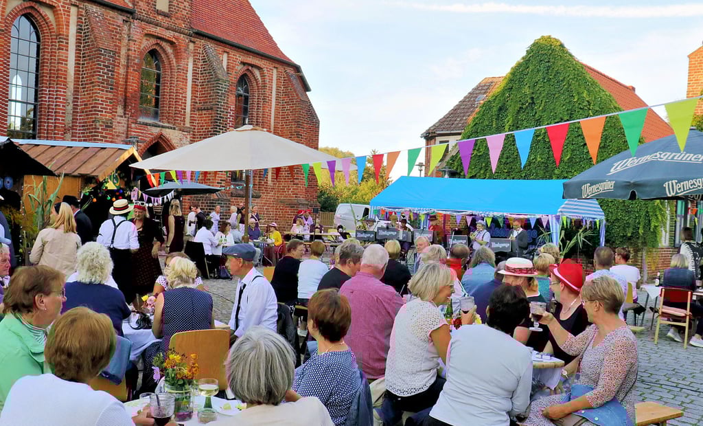 Sommertanznacht der Kunst- und Trödelmarktweiber Seehausen:: Kulinarische Leckereien, amüsante Sketche und schwungvolle Musik ganz im Stile der 50er und 60er Jahre kamen vor der Salzkirche Seehausen beim Publikum gut an.