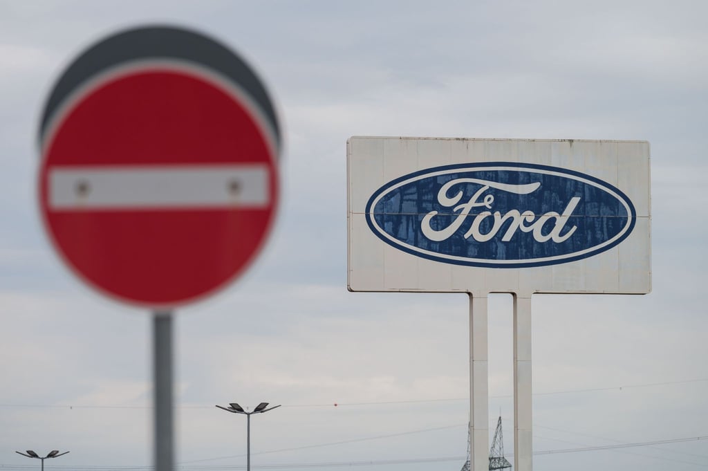 Das Logo von Ford auf dem Parkplatz des Werks Saarlouis.