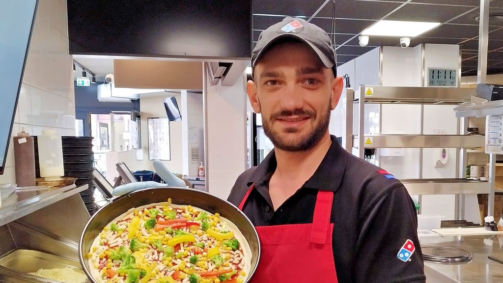Ervin Ligataj ist einer von rund 35 Mitarbeitern der Wernigeröder Domino´s-Filiale in der Burgstraße.