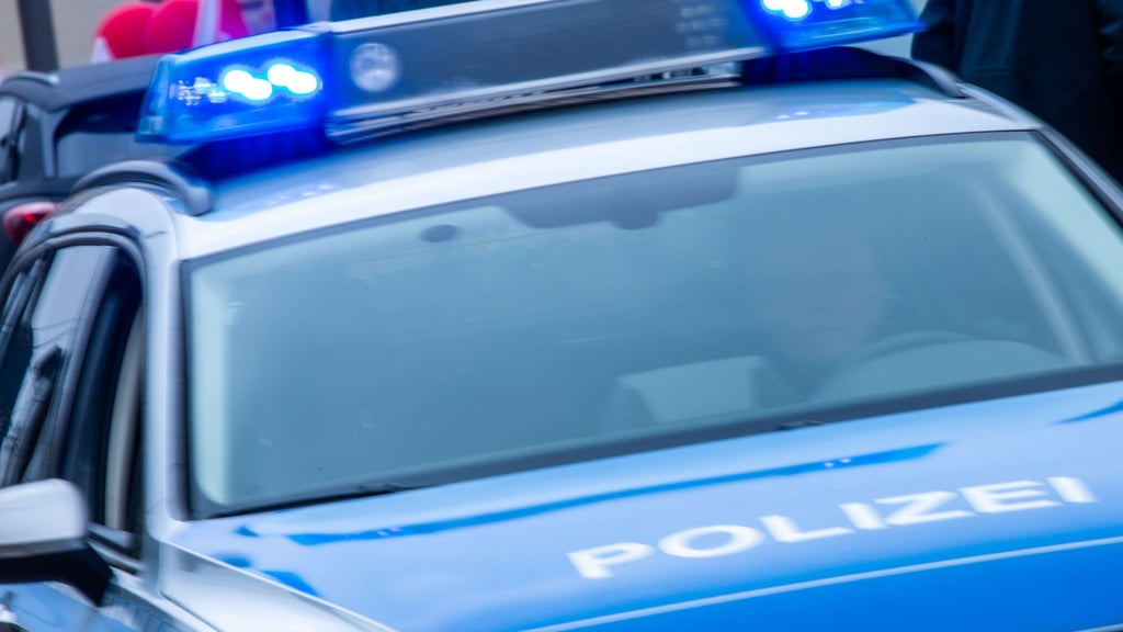 Im Chemnitz soll ein Mann von Unbekannten mit einer Machete schwer verletzt worden sein. Inzwischen gibt es Zweifel an der Version des Opfers.