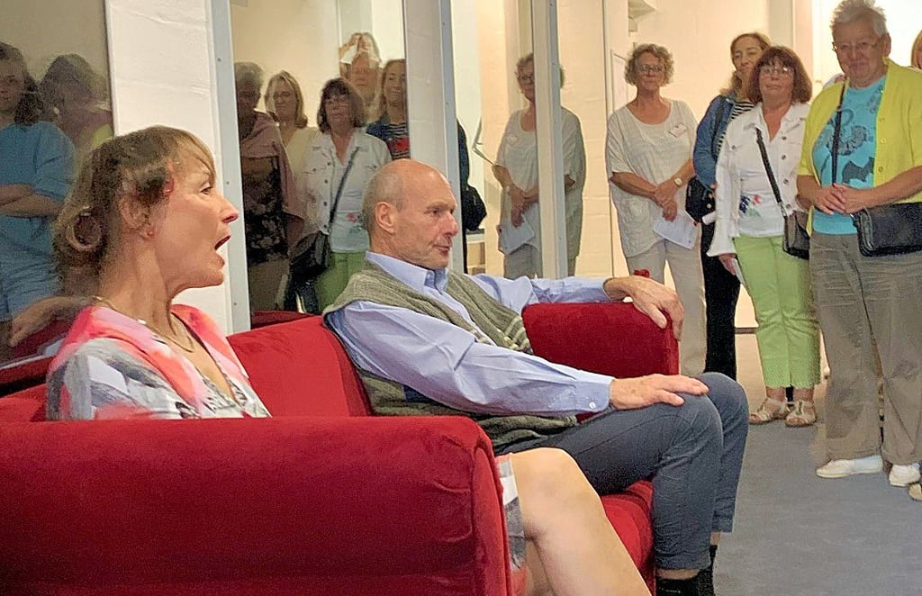 Szenen einer Ehe: Hannes Liebmann und Katrin Steinke sinnierten über das abendliche Fernsehprogramm, das immer mehr zu wünschen übrig lasse.