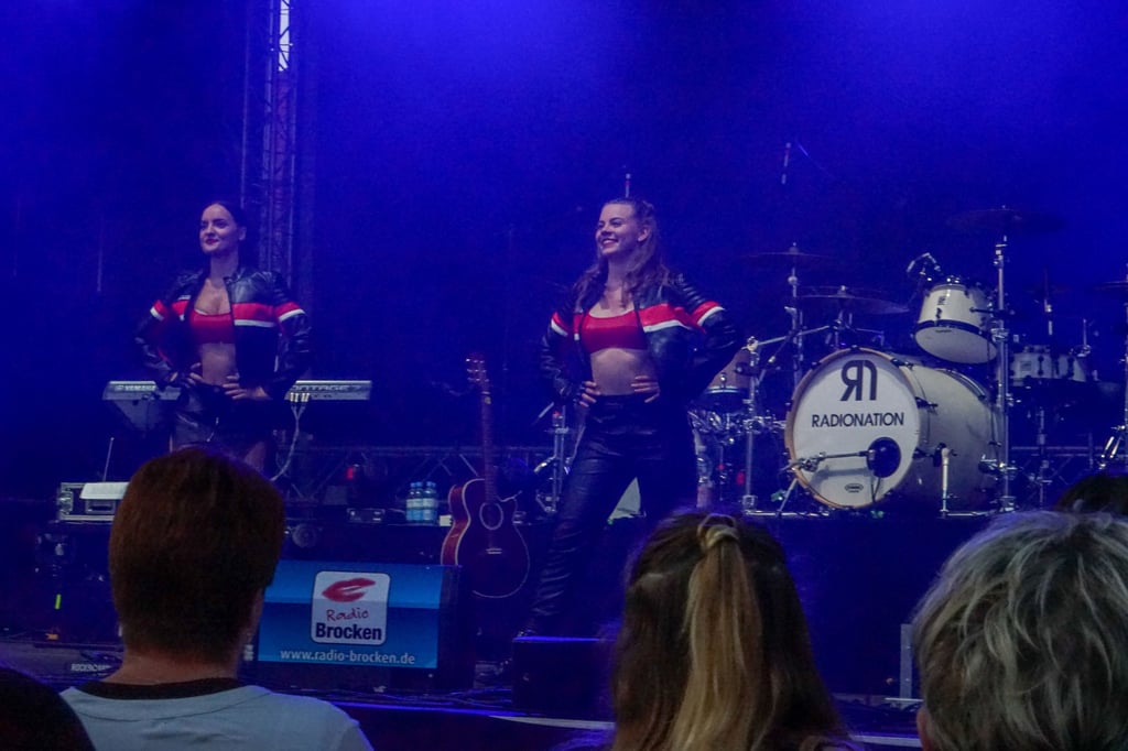 Zwischen den Bands unterhielt die "Tanz-Crew" von Radio Brocken die Zuschauer. 