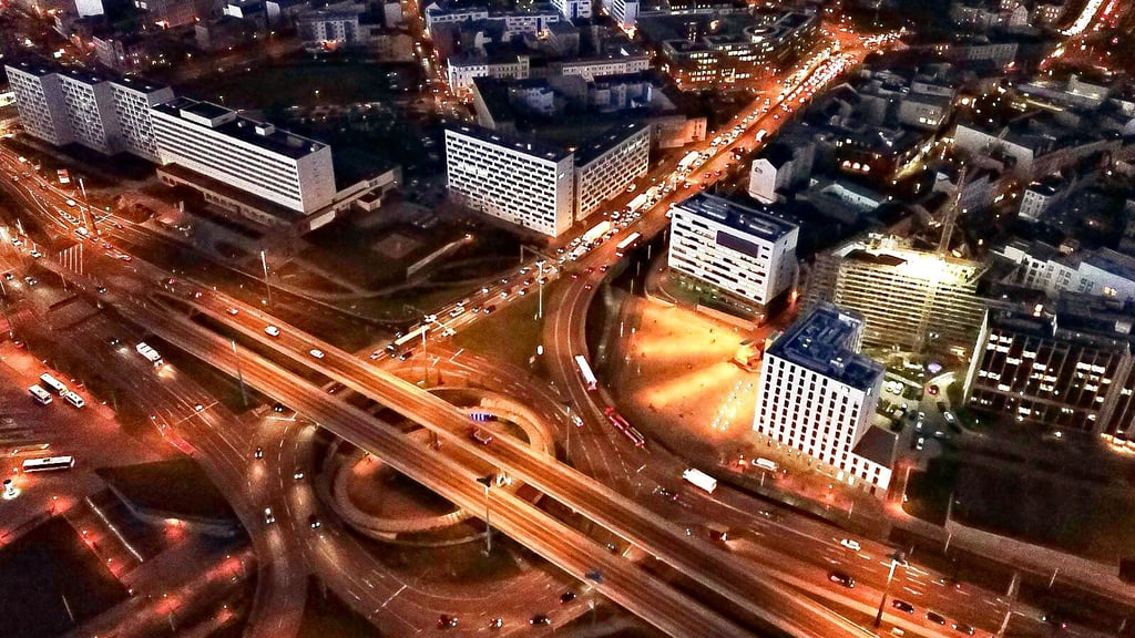 Der Riebeckplatz in Halle ist zu jeder Tages- und Nachzeit imposant. Noch wird er vom Verkehr dominiert.