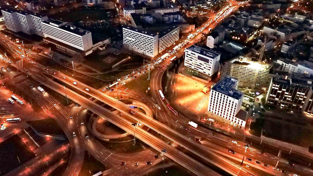 Der Riebeckplatz in Halle ist zu jeder Tages- und Nachzeit imposant. Noch wird er vom Verkehr dominiert.