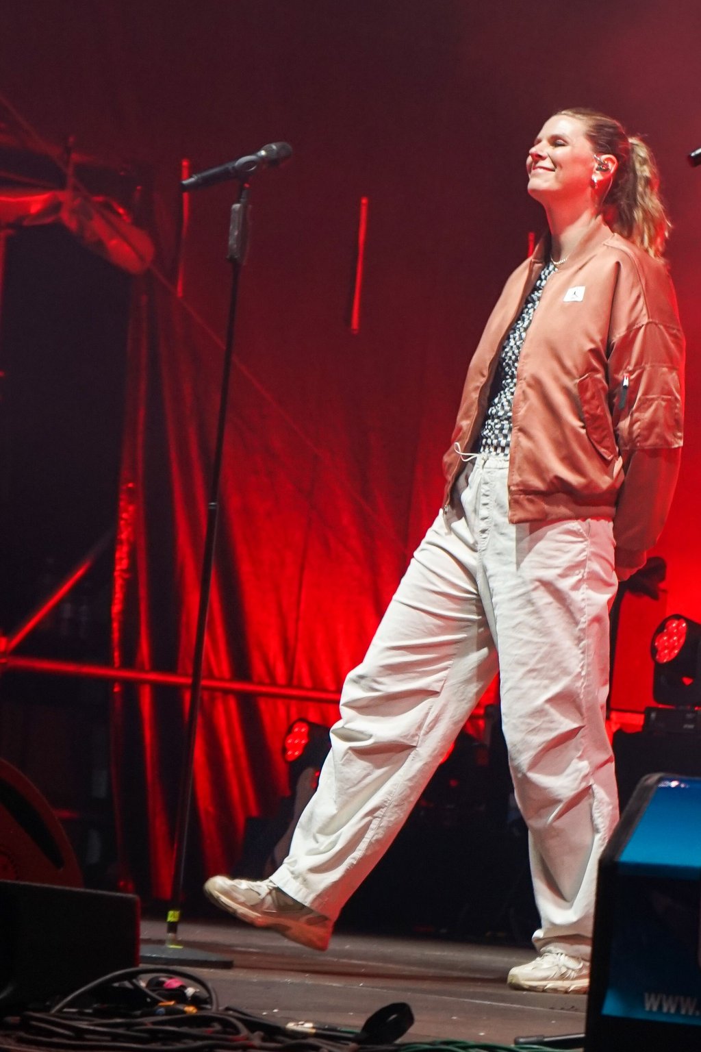 Die erste Singel, mit der Juli richtig bekannt wurde, war "Die perfekte Welle". Allerdings wurde das Lied nach einer Flutkatastrophe in Asien von vielen Radiosendern eine Zeit lang nicht mehr gespielt. 