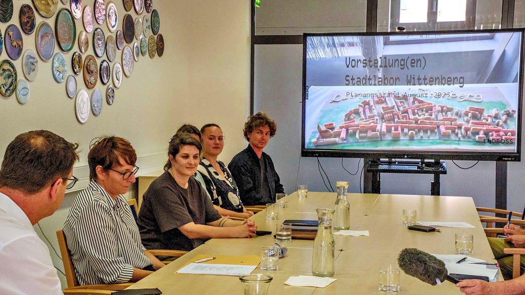Ein vierköpfiges Team des Büros endboss stellte im Wittenberger Neuen Rathaus einige der Projekt-Ideen vor.