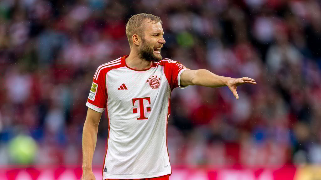 Konrad Laimer dirigiert beim FC Bayern seine Mitspieler.