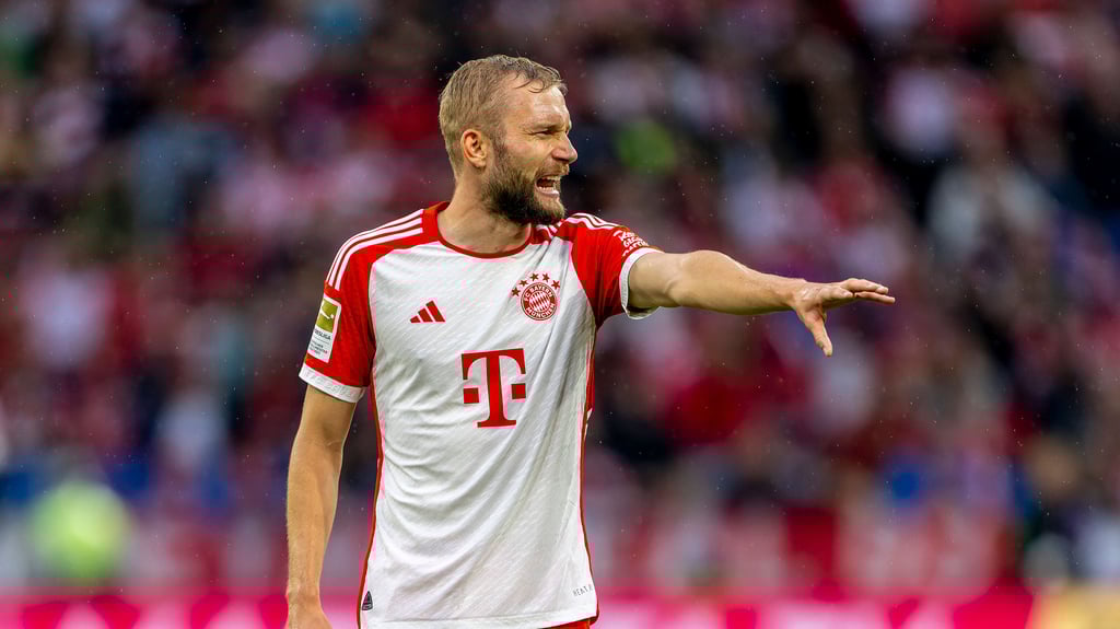 Konrad Laimer dirigiert beim FC Bayern seine Mitspieler.