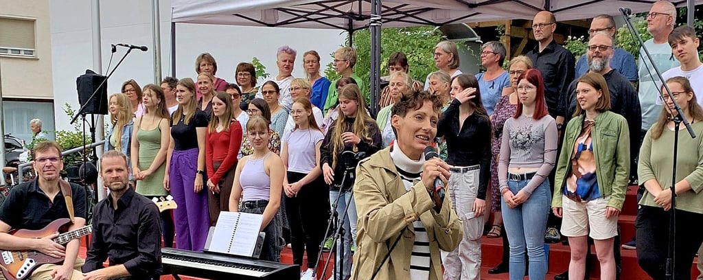 Intendantin Dorotty Szalma eröffnete auf dem Vorplatz den Tag der offenen Tür. Nach ihren Worten ließen die Mitwirkenden der ChorMärker und MusicMärker ihre Stimmen erklingen.