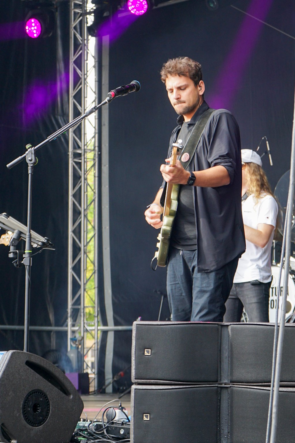 Gitarrist Sammy der Band "Ventura Vox" auf dem Marktplatz in Haldensleben.