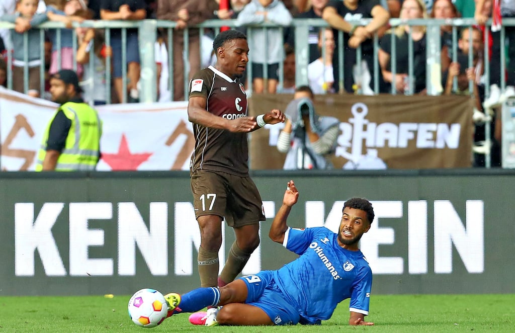 Eine Szene, die den zweikampfstarken 1. FC Magdeburg um Leon Bell Bell (r.) bislang auszeichnet: Der Linksverteidiger setzt hier erfolgreich zur Grätsche gegen St. Paulis Oladapo Afolayan an.