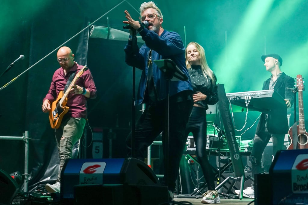 Radionation aus Leipzig covert auf dem Altstadtfest zahlreiche bekannte Radio-Songs aus den vergangenen 30 Jahren. 