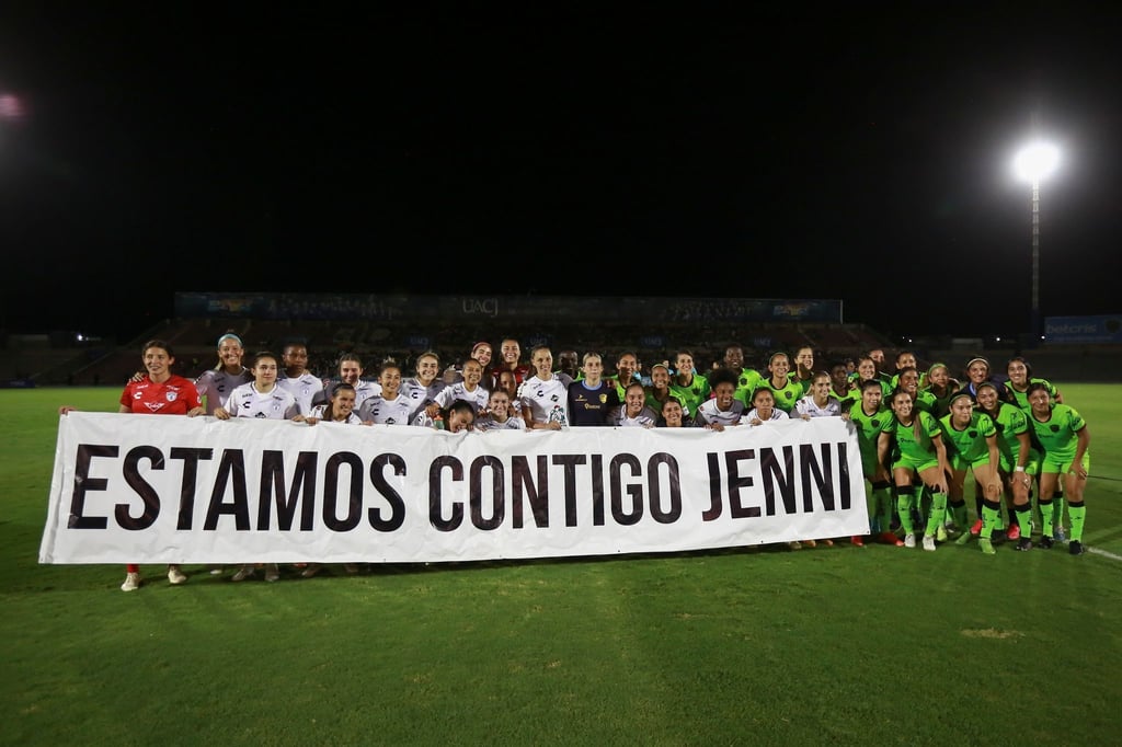 Solidarität: Spielerinnen des mexikanischen Clubs Pachuca halten ein Transparent mit der spanischen Aufschrift „Wir sind mit dir Jenni“ hoch.