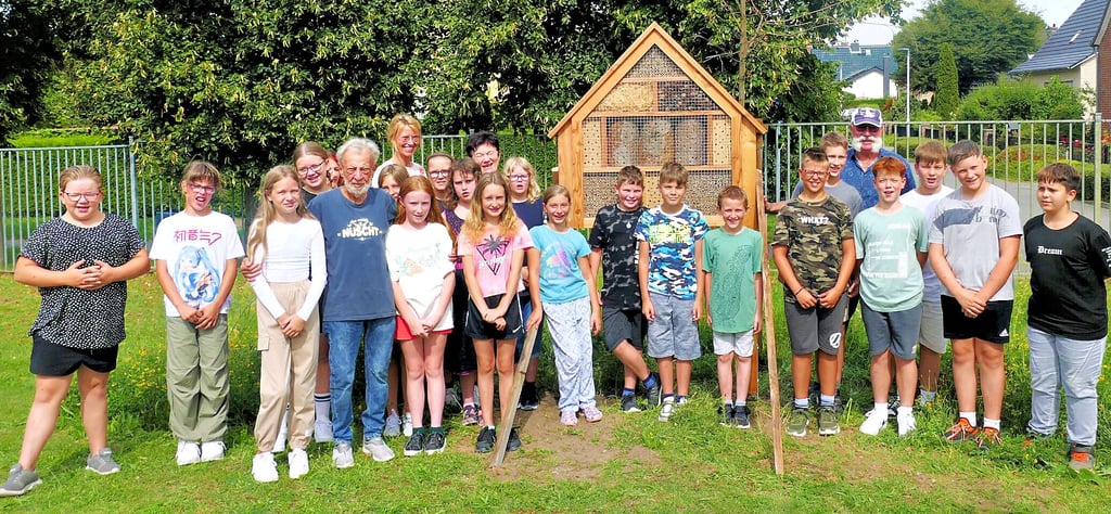 Auf dem Gelände der Sekundarschule „Karl Marx“ in Osterburg wurde ein Insektenhotel aufgestellt.