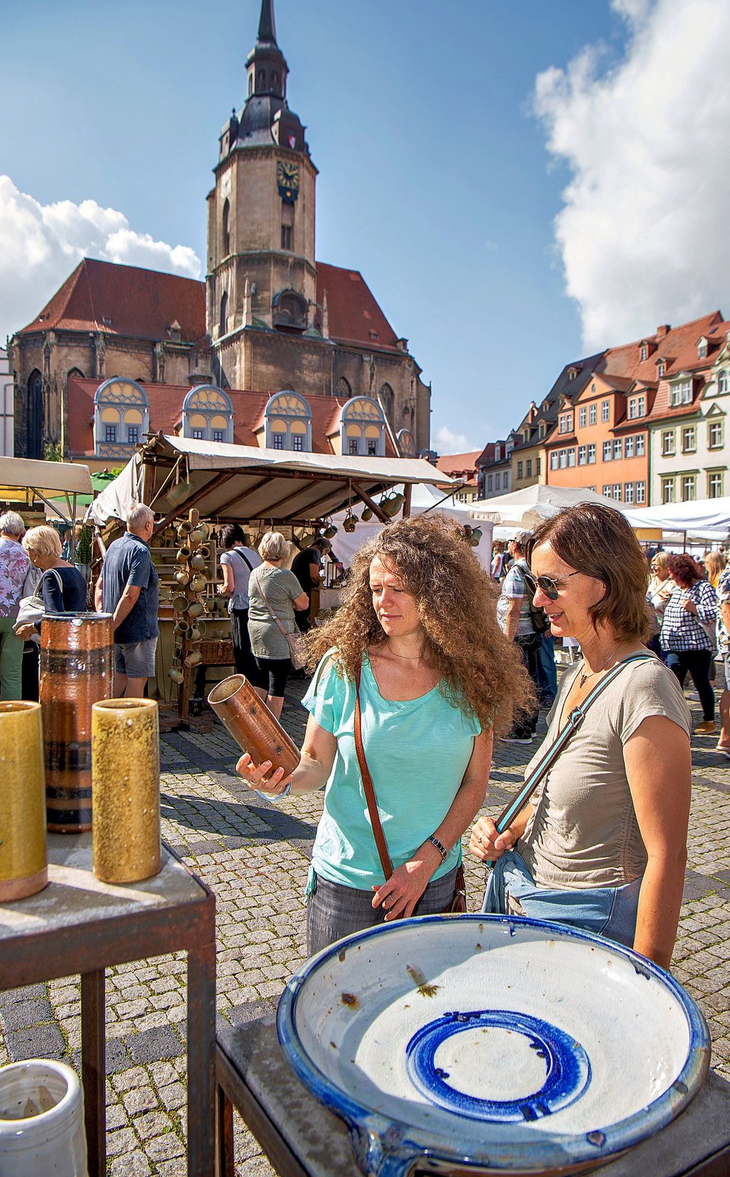 Von der Vielfalt und Kreativität der 55 Töpfer auf dem Naumburger Markt angetan sind auch Katja Hickethier aus Weißenfels und Anika Pöhler aus Naumburg, die hier am Stand von Iris Schöne aus Großschönau Halt machen.