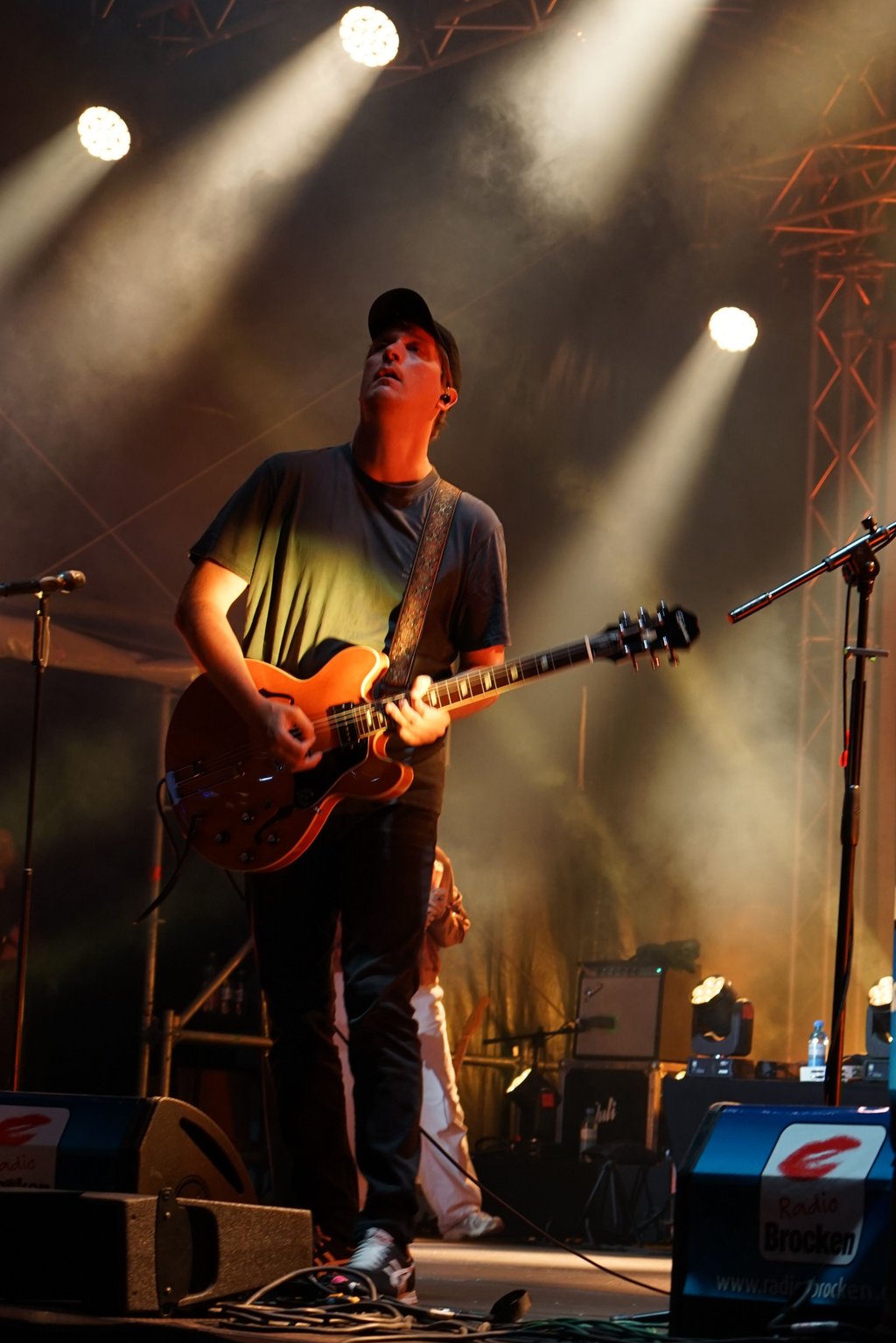 Jonas Pfetzing spielt neben Simon Triebel ebenfalls Gitarre bei der Band "Juli". 