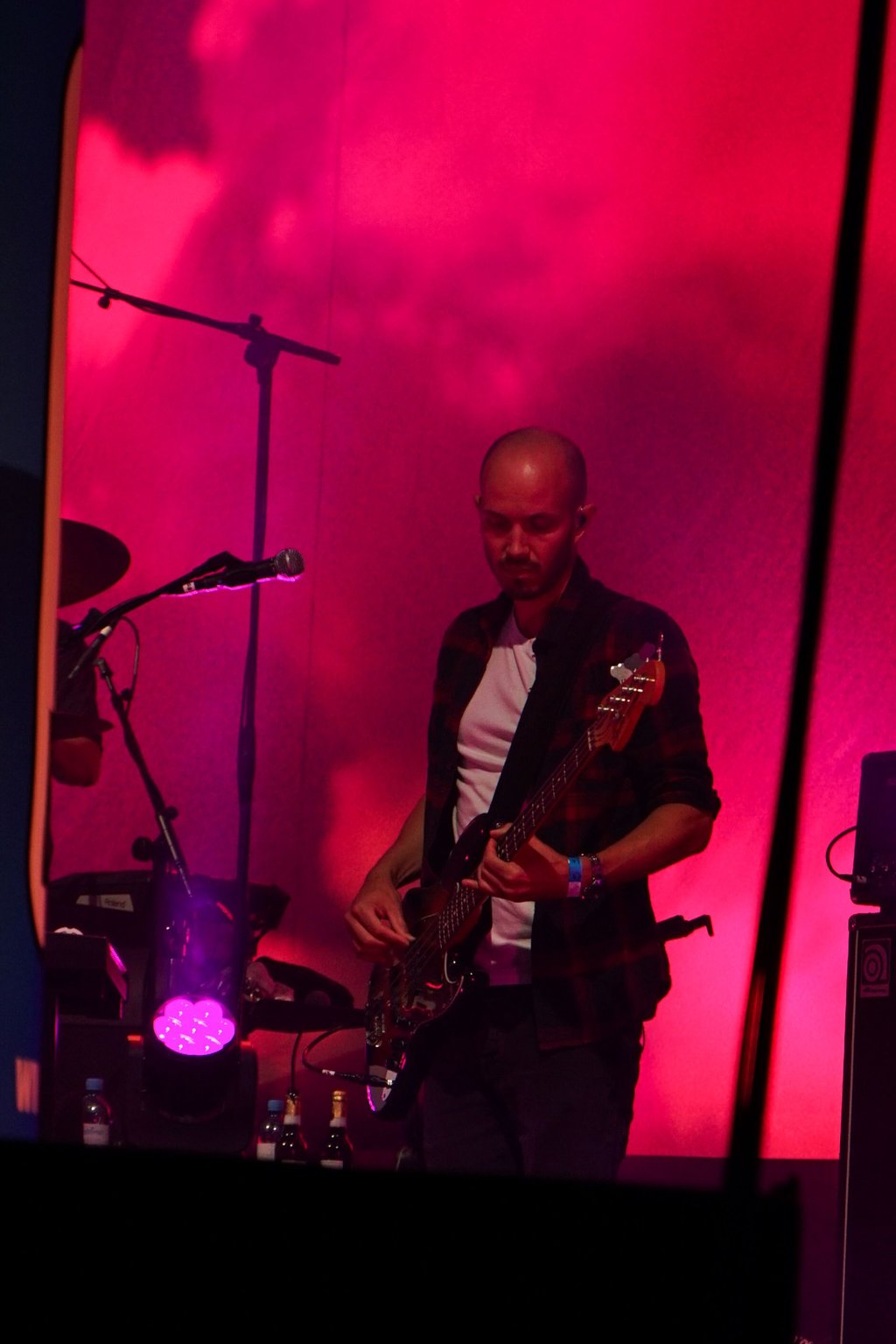 Andreas Herde von der Band Juli am Bass. 