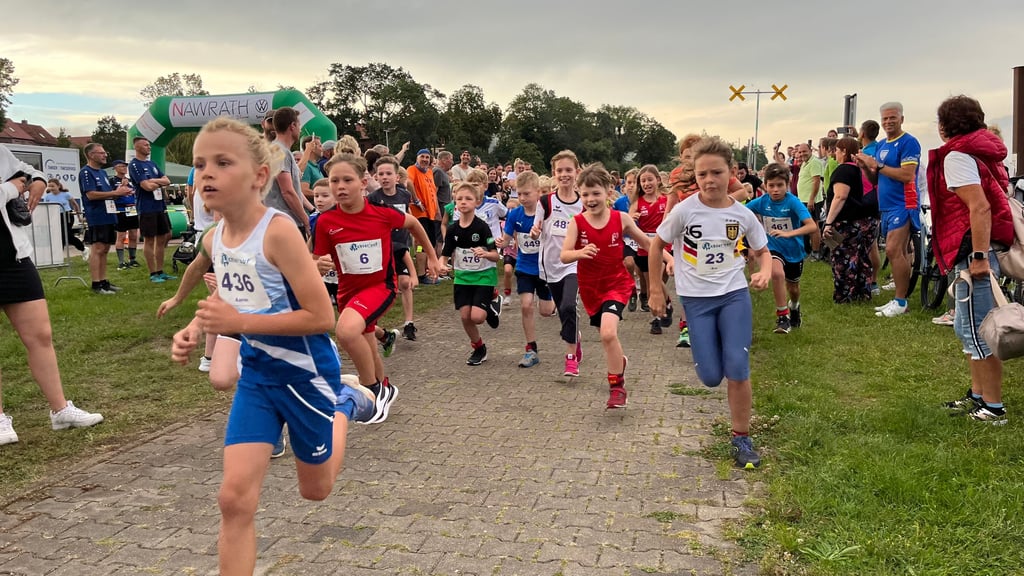 Start zum Lauf für die Kinder am Freitagabend in Tangermünde