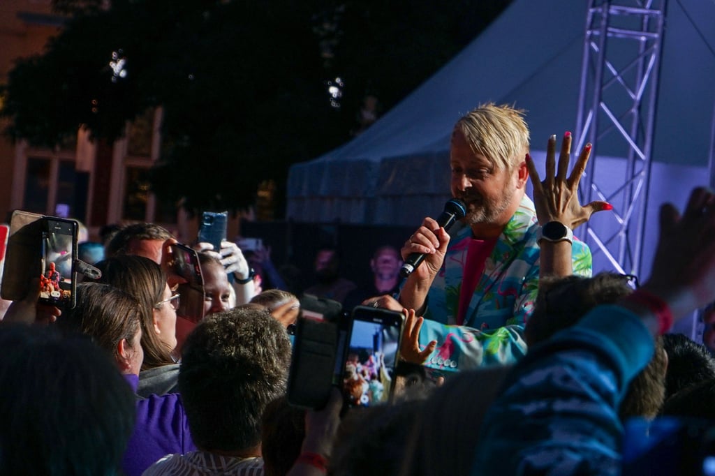 Die Fans freuen sich riesig über Ross Antony in Haldensleben. 