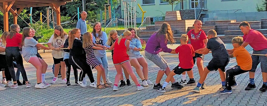 Tauziehen auf dem Schulhof: Mitarbeiter der Jugendclubs aus der Region waren mit Spielen zu Gast in der Brettiner Sekundarschule und präsentierten Angebote der offenen Jugendarbeit.