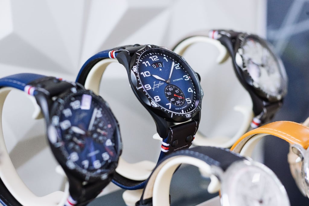 Uhren der Marke Junghans liegen in einem Gebäude der Firma aus.