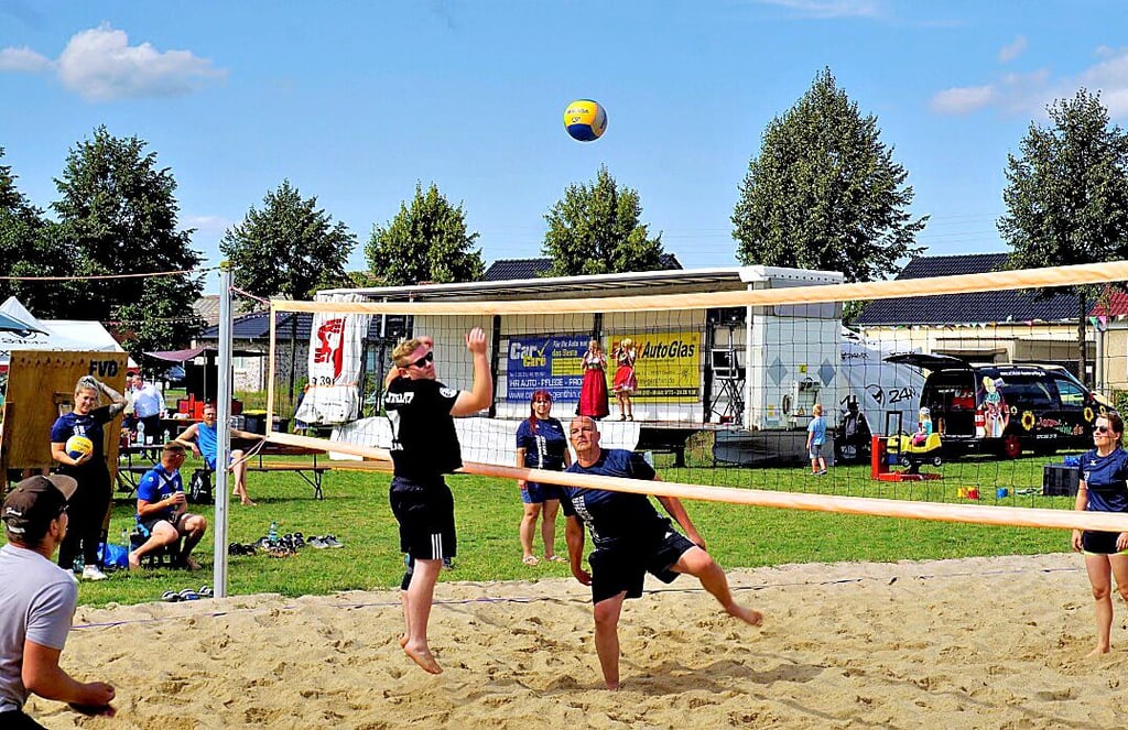 Elf Teams kämpften beim Beachvolleyballturnier um jeden Ball. Natürlich auch ein Team der Dretzeler Feuerwehr.